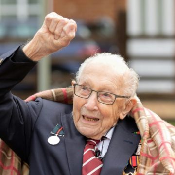 Morre de covid-19 o ‘Capitão Tom’, herói centenário do confinamento na Inglaterra