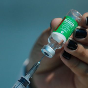 Estudo aponta que vacina da Oxford tem 82% de eficácia após 2ª dose