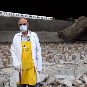Padre Júlio Lancelotti quebra a marretadas pedras instaladas pela Prefeitura sob viadutos de SP