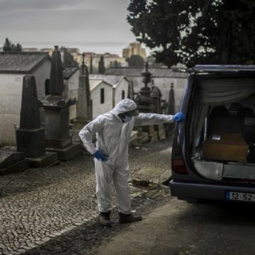 PORTUGAL-HEALTH-VIRUS-CEMETERY Brasil tem 3.869 mortes por Covid-19 em 24h e registra novo recorde