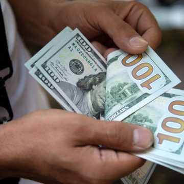 Dólar fecha a R$ 5,74 e tem maior alta semanal em nove meses