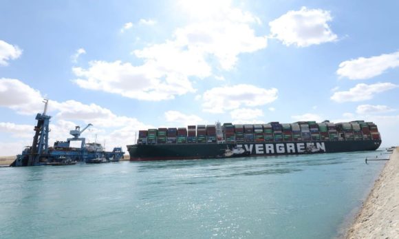 Remoção de porta-contêineres da margem pode liberar Canal de Suez