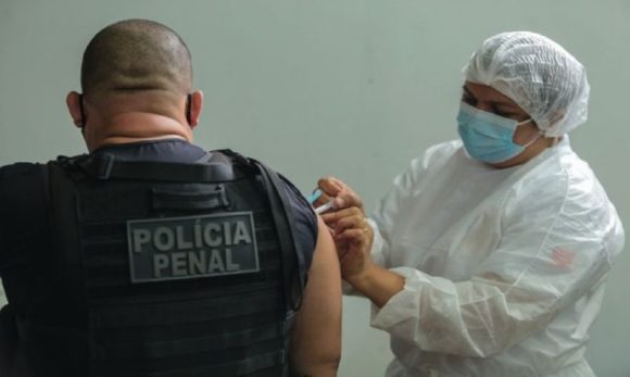 Primeira dose da vacina em agentes de segurança pública é aplicada no Pará