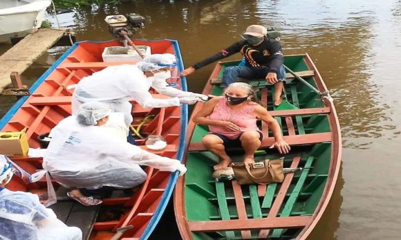 Santarém: Idosos de comunidades ribeirinhas são vacinados em ‘drive-thru fluvial’