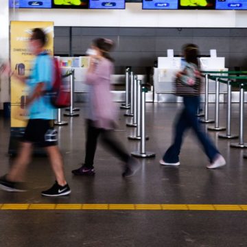 Regras para uso de máscaras em aviões e aeroportos ficam mais rígidas