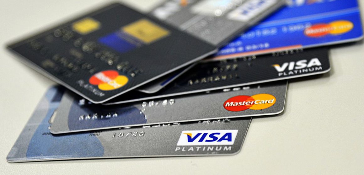 Juros anuais do cartão de crédito chegam a até 875%