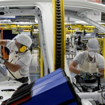 Volkswagen e Mercedes-Benz paralisam fábricas no Brasil