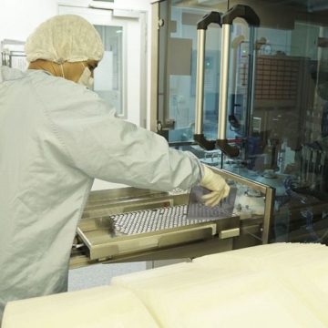 Fiocruz prevê produção de 1 milhão de vacinas por dia até final do mês