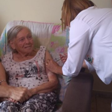 Mãe de Jair Bolsonaro recebe a segunda dose da vacina contra a Covid-19