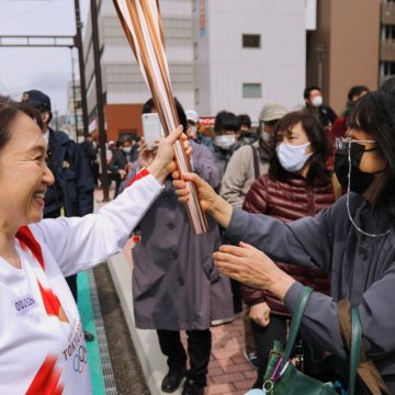 Revezamento da tocha dá esperança de retomada econômica em Fukushima