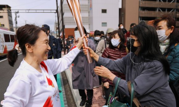 Revezamento da tocha dá esperança de retomada econômica em Fukushima