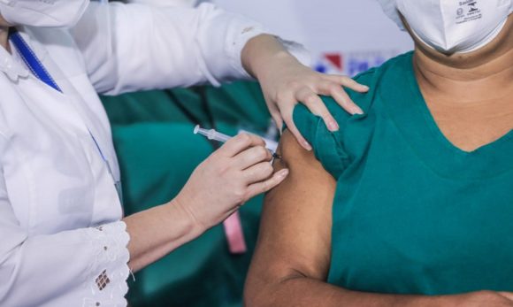 Profissionais da rede privada de saúde recebem vacina no Pará