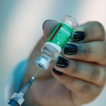 Vacinas fornecidas pelo consórcio Covax desembarcam em Guarulhos