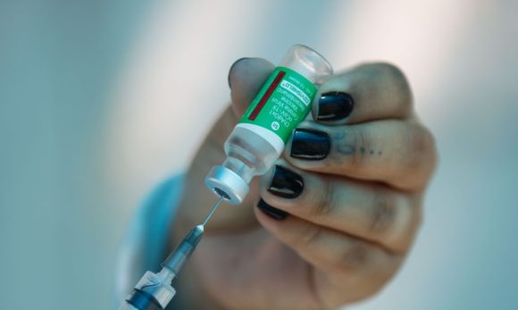 Vacinas fornecidas pelo consórcio Covax desembarcam em Guarulhos