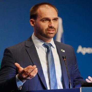 000-1n34j9 Twitter coloca aviso de publicação enganosa em post de Eduardo Bolsonaro sobre ‘lockdown’