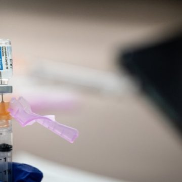 Fábrica que estragou milhões de vacinas da Johnson contra Covid nos EUA também descartou milhões de doses da AstraZeneca