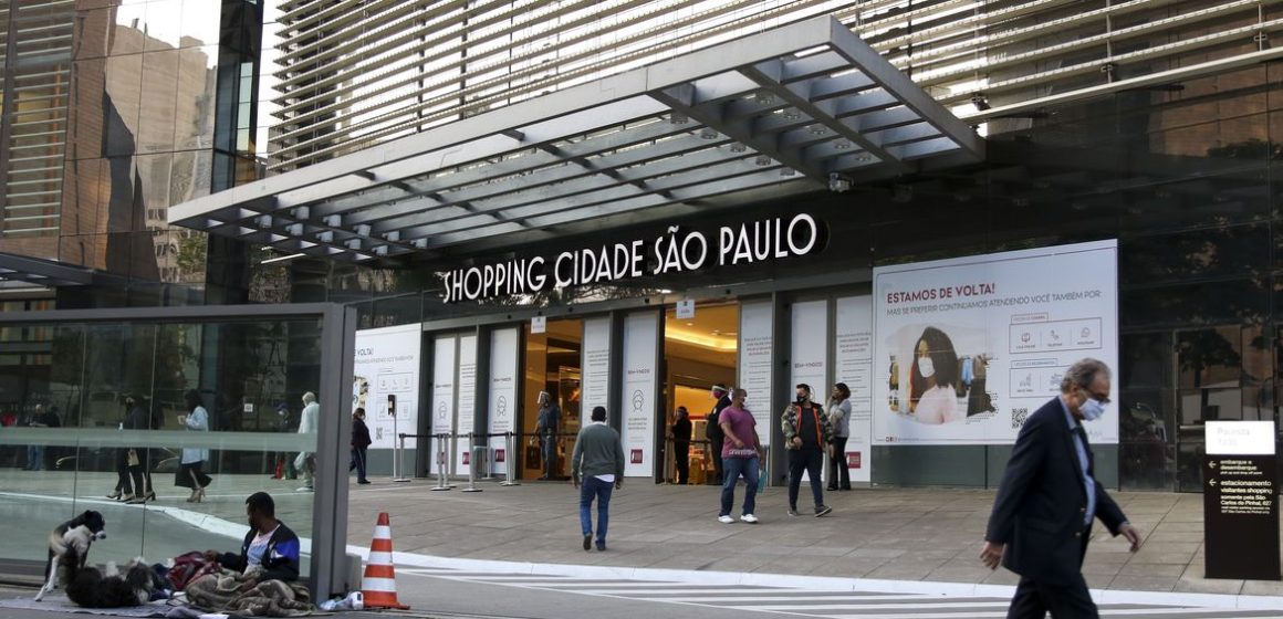 Movimentação no comércio de São Paulo após reabertura. Confiança do comércio sobe em abril