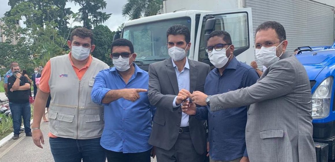 Deputado Chamonzinho participa da entrega de caminhão, carro e tratores a entidades e municípios