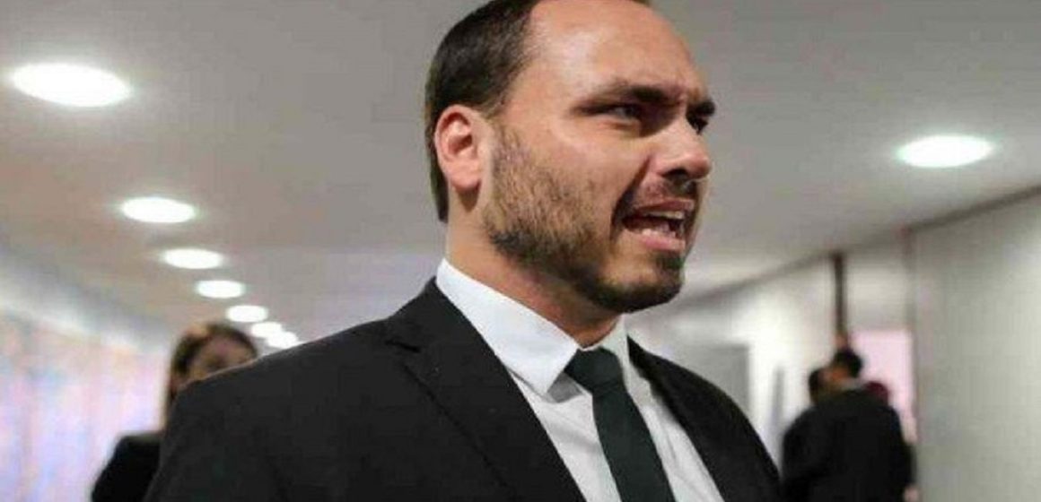 ‘Não é piada’: Carlos Bolsonaro confunde proteção de dados com tema LGBT