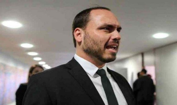 ‘Não é piada’: Carlos Bolsonaro confunde proteção de dados com tema LGBT