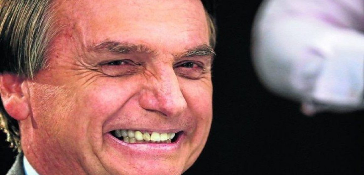 Em jantar com empresários, Bolsonaro promete acelerar vacinação