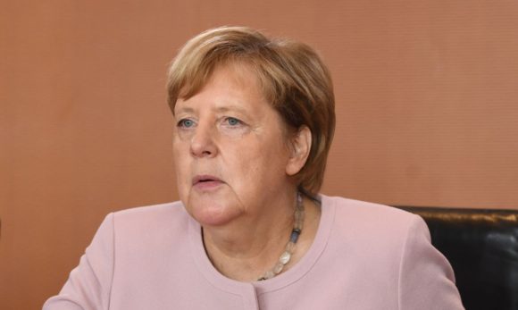 Lockdowns obrigatórios são vitais para conter covid-19, diz Merkel