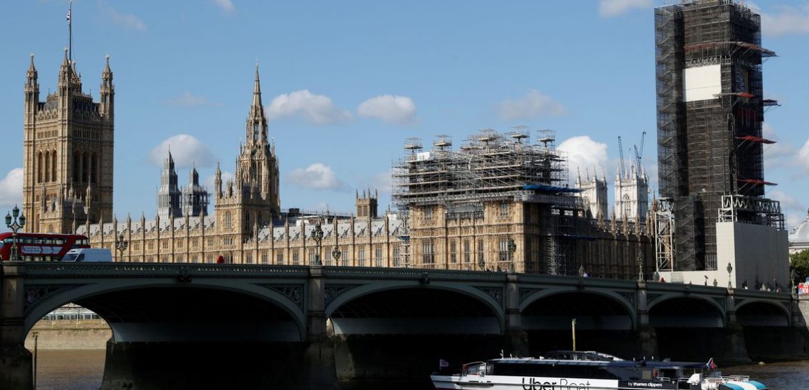 Premiê britânico lança programa de testagem em massa para reabertura