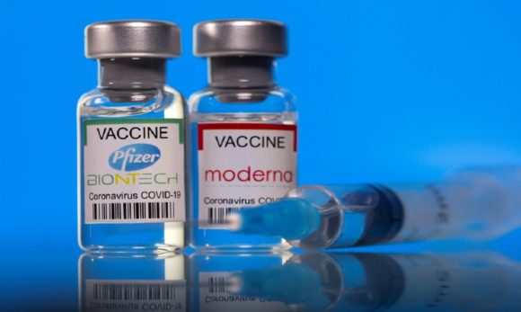 Vacinas da Pfizer e da Moderna não apresentam riscos a mulheres grávidas, aponta estudo preliminar