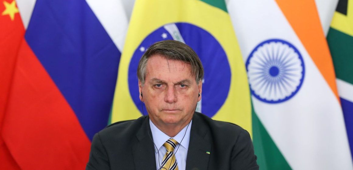 Desgaste de Bolsonaro é ampliado por telefonema e bate-boca