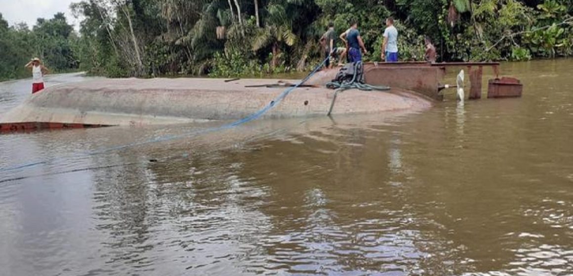 Muaná: balsa afunda com carga viva de bois