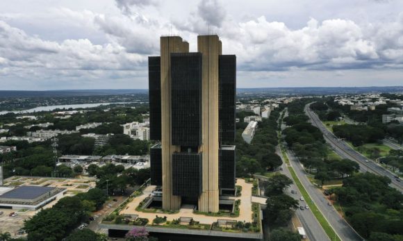Mercado financeiro eleva projeção da inflação para 5,01% em 2021