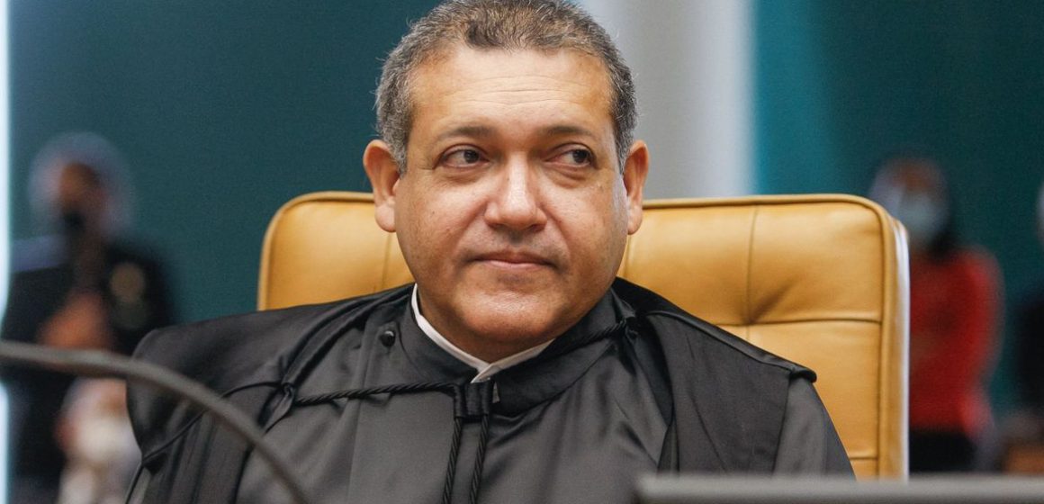 Ministro libera missas e cultos no Brasil e país ultrapassa 330 mil mortes por Covid-19