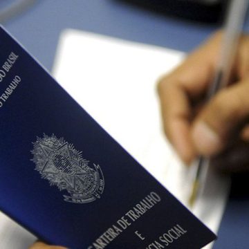 carteira de trabalho Pequenos negócios geram quase 70% dos empregos em fevereiro