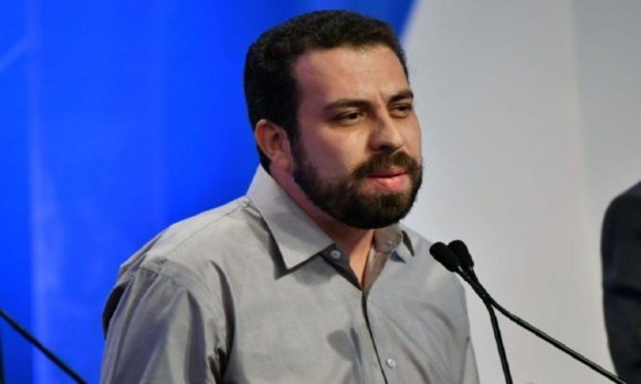 Polícia Federal intima Boulos por tuíte com ‘lembrete’ a Bolsonaro sobre Luís XIV