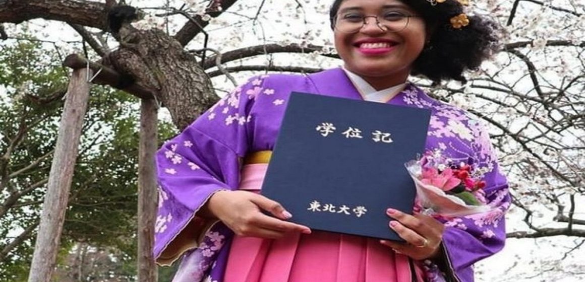Acadêmica brasileira viraliza unindo kimono e cabelo afro no Japão