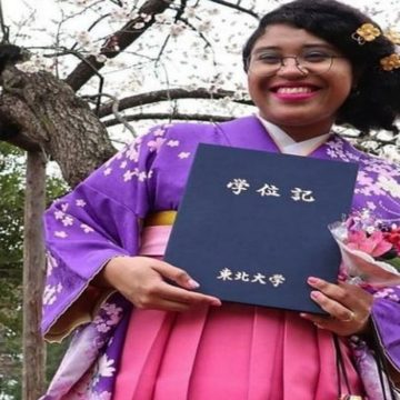 Acadêmica brasileira viraliza unindo kimono e cabelo afro no Japão