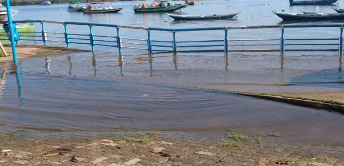 Alerta em Santarém: cheia do rio Tapajós inunda orla de Alter do Chão