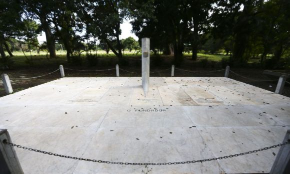Monumento histórico, túmulo vazio de JK reina solitário no cemitério