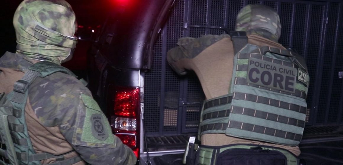 Policiais civis prendem homem acusado de desvio de dinheiro público