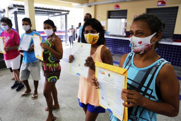 Vulneráveis abrigados em escolas estaduais recebem certidão de nascimento