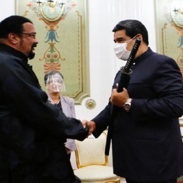 Maduro recebe visita de Steven Seagal e ganha espada samurai