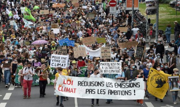 Franceses vão às ruas para pedir que proteção do clima faça parte da Constituição