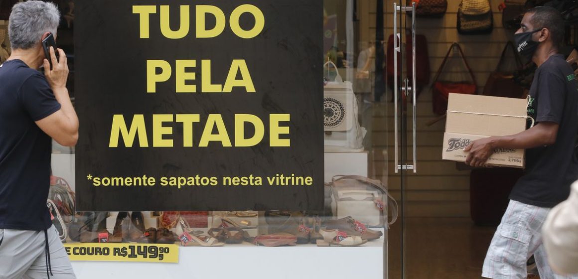 Confiança dos empresários do comércio cai 1,2% em maio, diz CNC