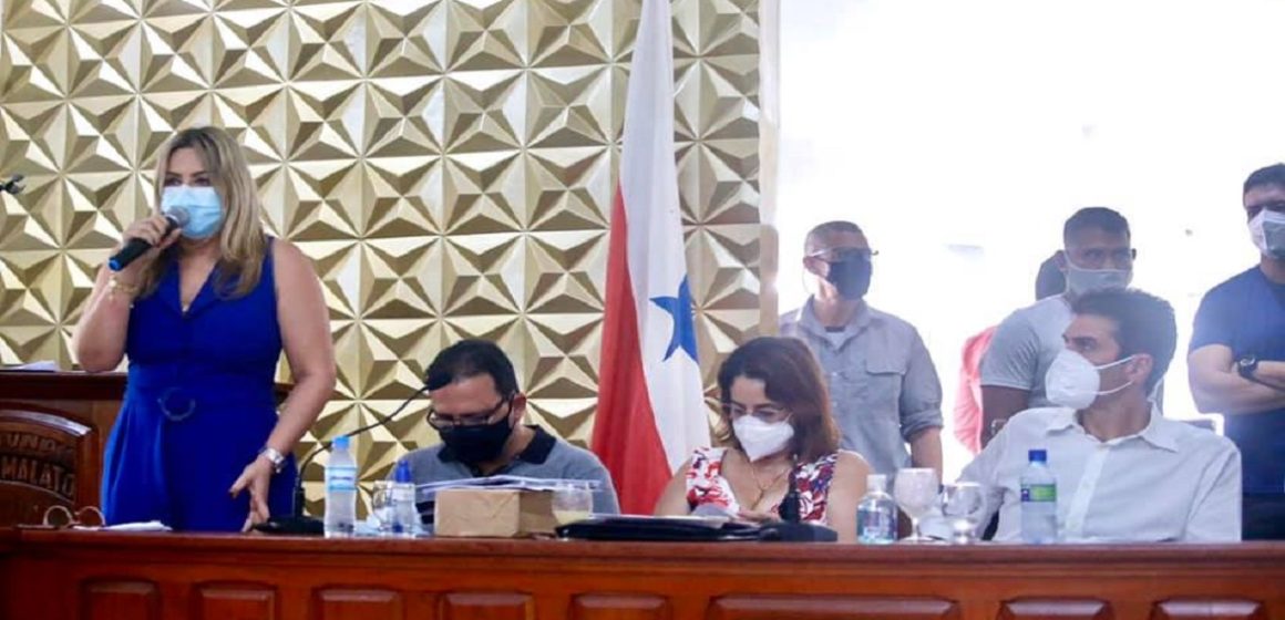 Cilene Couto acompanha assinatura da ordem de serviço do terminal hidroviário de Ponta de Pedras