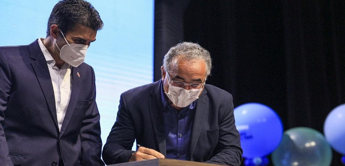 Edmilson Rodrigues assina proposta do Governo do Pará sobre educação