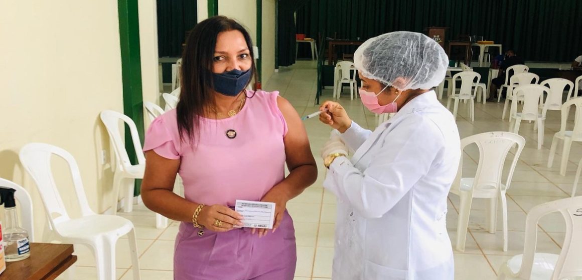 192587264_4188319794565385_2835216322504362428_n Prefeita Nilma Lima é vacinada contra o coronavírus