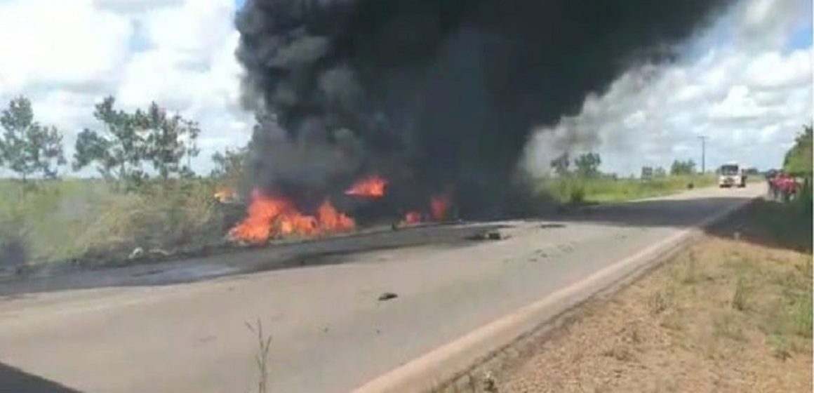 Caminhão-tanque pega fogo e motorista morre carbonizado no nordeste do Pará