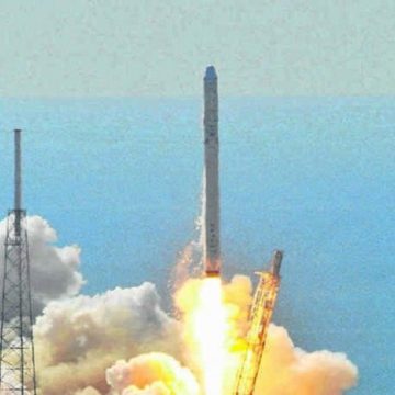 Elon Musk e Jeff Bezos travam embate bilionário pela supremacia no espaço