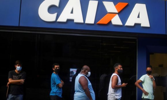 2020-05-14t120838z_1_lynxmpeg4d12p_rtroptp_4_saude-coronavirus-caixa-pausa Trabalhadores nascidos em fevereiro podem sacar auxílio emergencial
