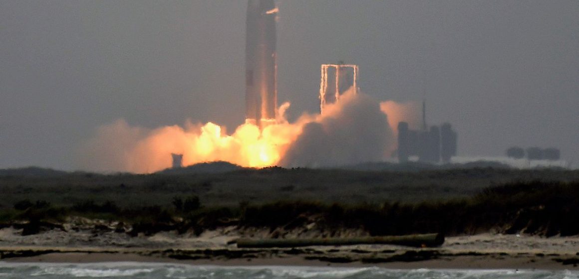 Protótipo da SpaceX realiza voo e aterrissagem com sucesso